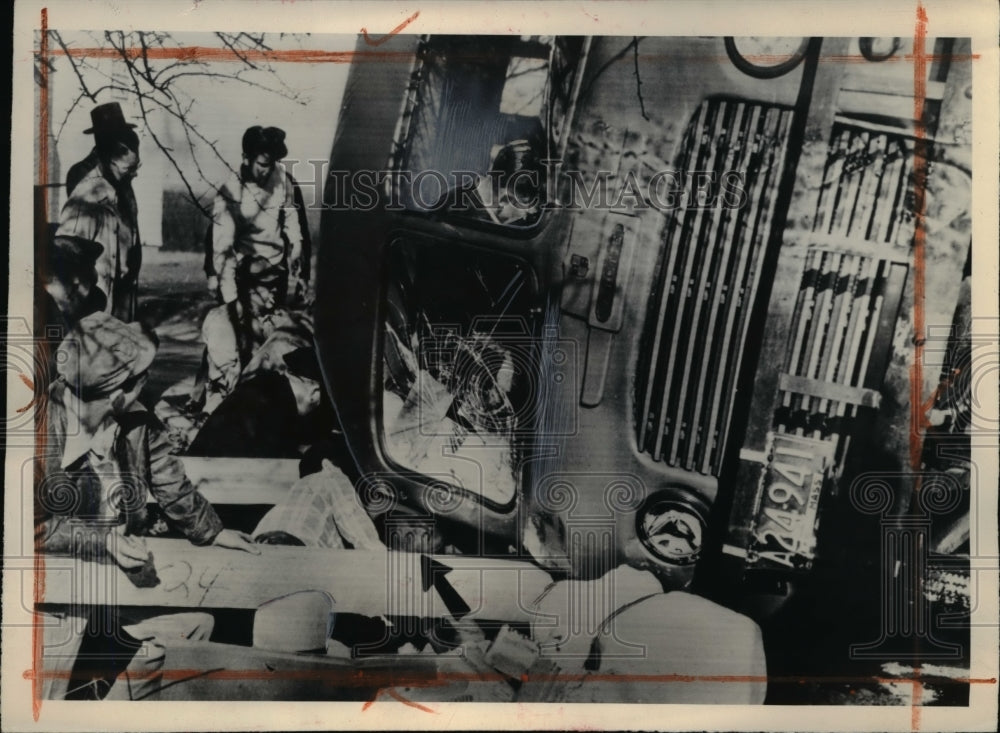 1948 Press Photo Needham Mass, Joseph Boyle(arrow) was trapped in cab of truck