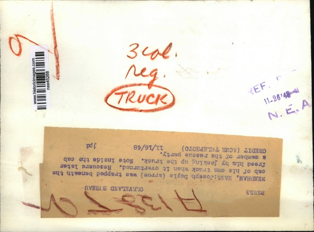 1948 Press Photo Needham Mass, Joseph Boyle(arrow) was trapped in cab of truck