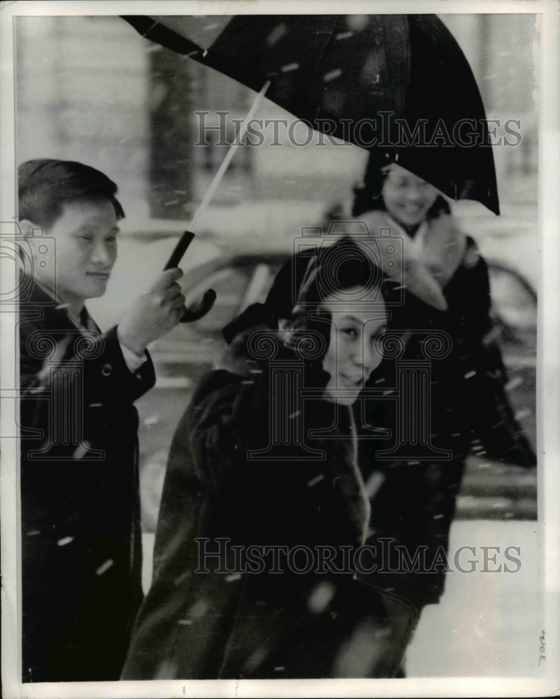 1970 Press Photo Viet Cong Foreign Minister Nguyen Thi Binh Waving in Paris