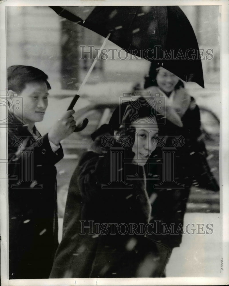 Load image into Gallery viewer, 1970 Press Photo Viet Cong Foreign Minister Nguyen Thi Binh Waving in Paris
