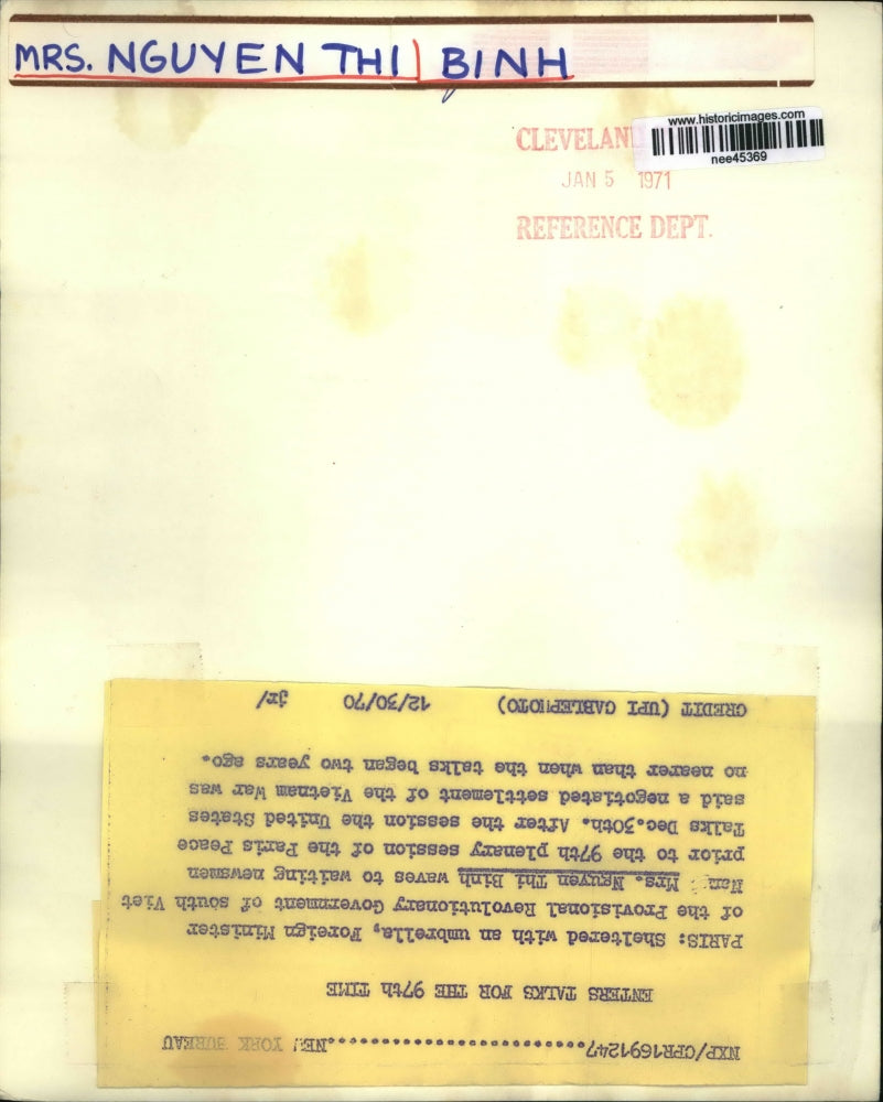 1970 Press Photo Viet Cong Foreign Minister Nguyen Thi Binh Waving in Paris