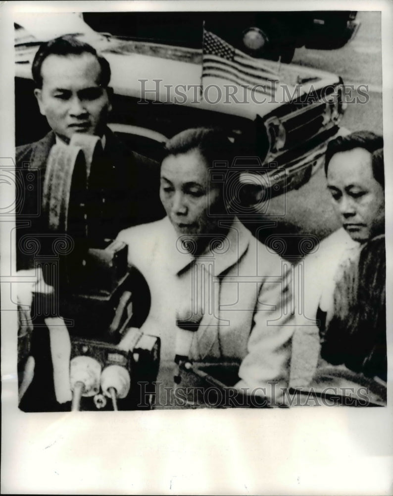 1970 Press Photo Viet Cong Foreign Minister Nguyen Thi Binh Talks to Reporters