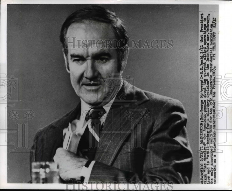 Load image into Gallery viewer, 1971 Press Photo Sen. George McGovern Believes President Nixon "Deceived" People
