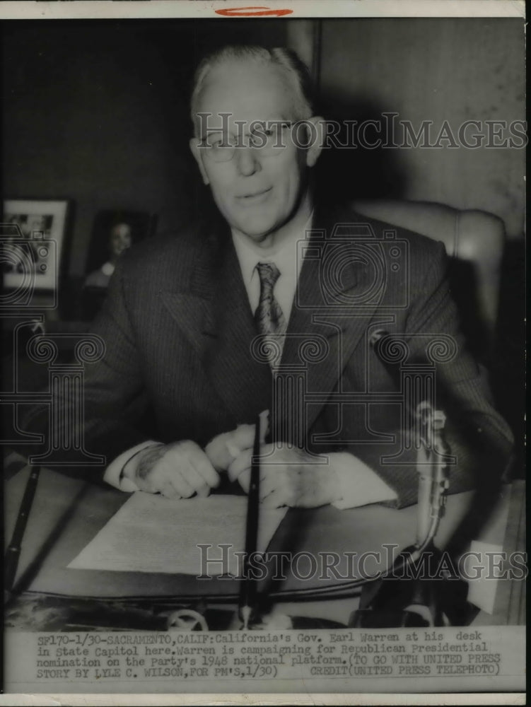 1952 Press Photo Californias Gov. Earl Warren at desk at Capitol Sacramento, CA
