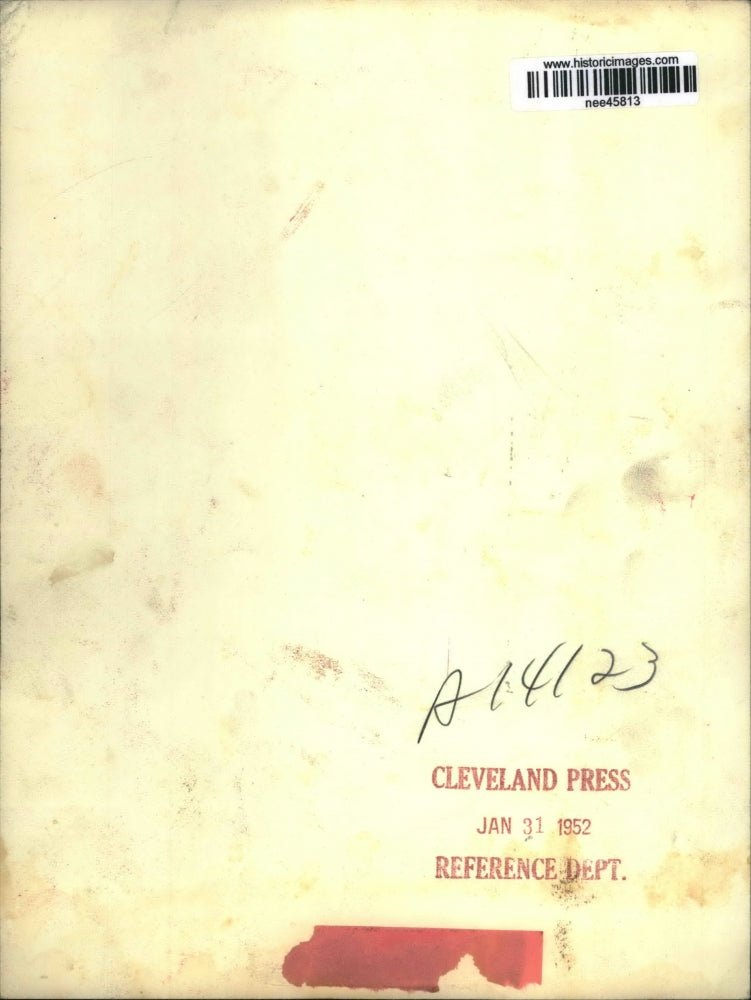 1952 Press Photo Californias Gov. Earl Warren at desk at Capitol Sacramento, CA