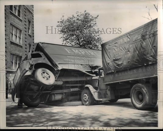1948 Press Photo Chicago, Moving Van Sways On Two Wheels After Accident