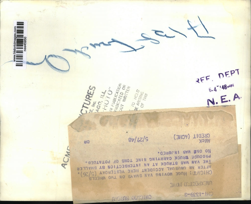 1948 Press Photo Chicago, Moving Van Sways On Two Wheels After Accident