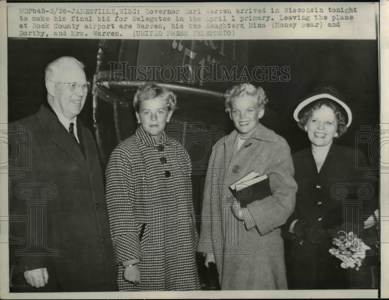 Load image into Gallery viewer, 1952 Press Photo of Gov Earl Warren R-CA with his daughters and wife in
