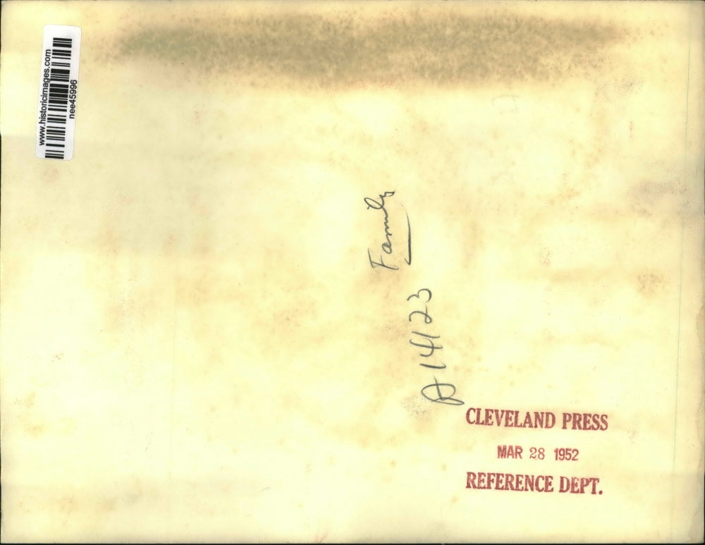 1952 Press Photo of Gov Earl Warren R-CA with his daughters and wife in