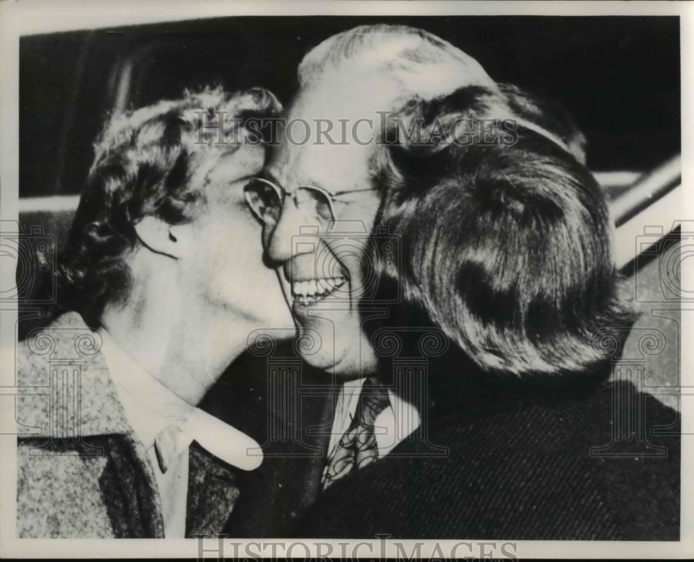 1953 Press Photo California Governor Earl Warren Kisses Daughters - nee46001