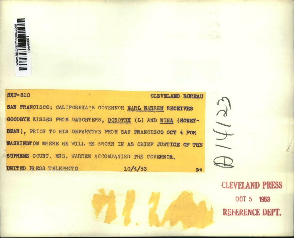 1953 Press Photo California Governor Earl Warren Kisses Daughters - nee46001