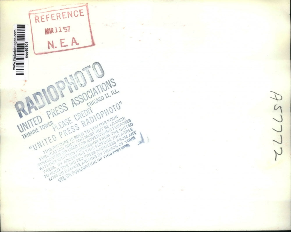 1957 Press Photo Major Gen. E.L.M. Burns Talks w Reporters in Israel Airport