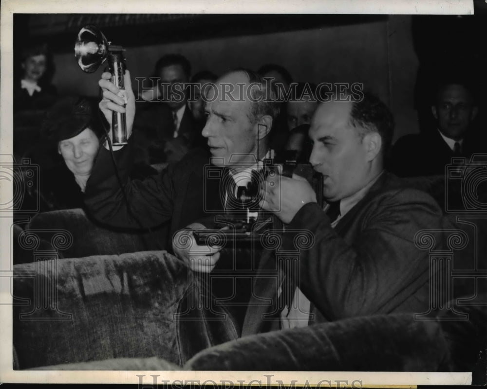 1945 Press Photo Charles Wood, 2nd Earl of Halifax Holds Camera Reflector- Historic Images