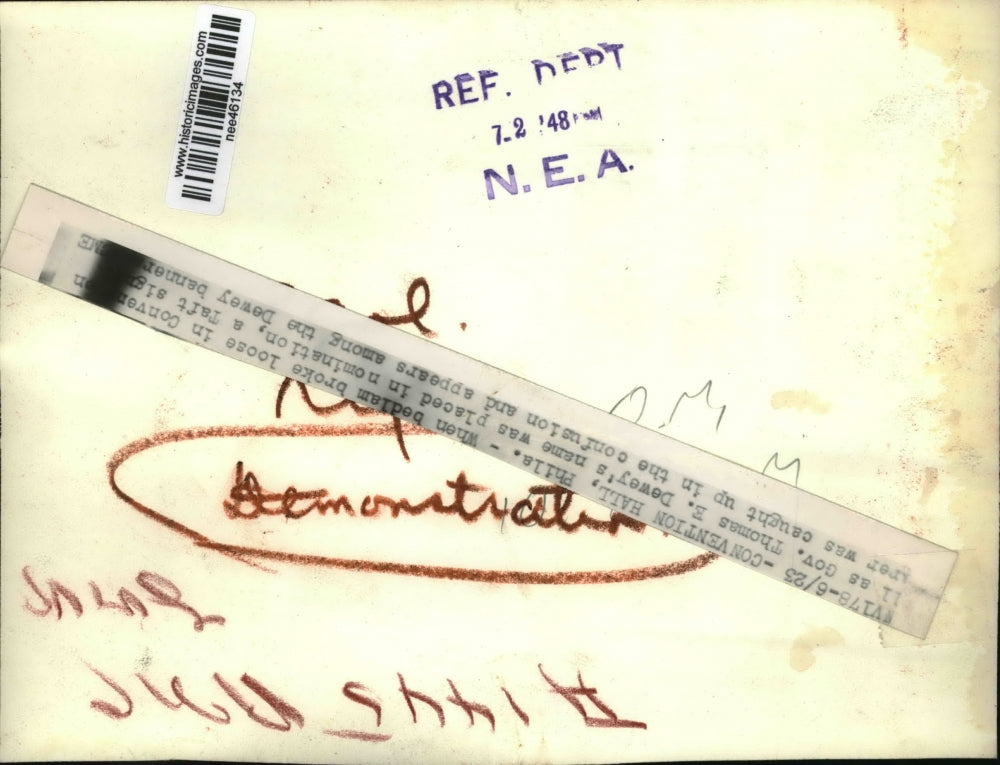 1948 Press Photo of a Taft sign in crowd of Dewey signs at the convention hall