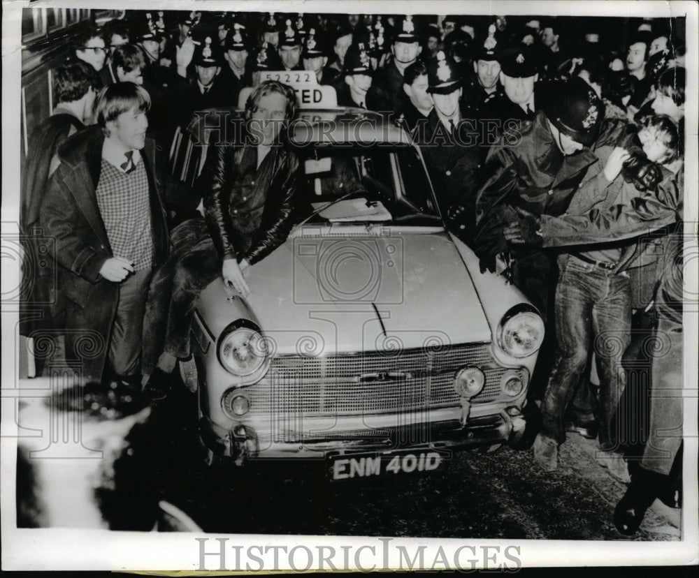 1968 Press Photo Students Attack Defense Minister Dennis Healey's Taxi, England
