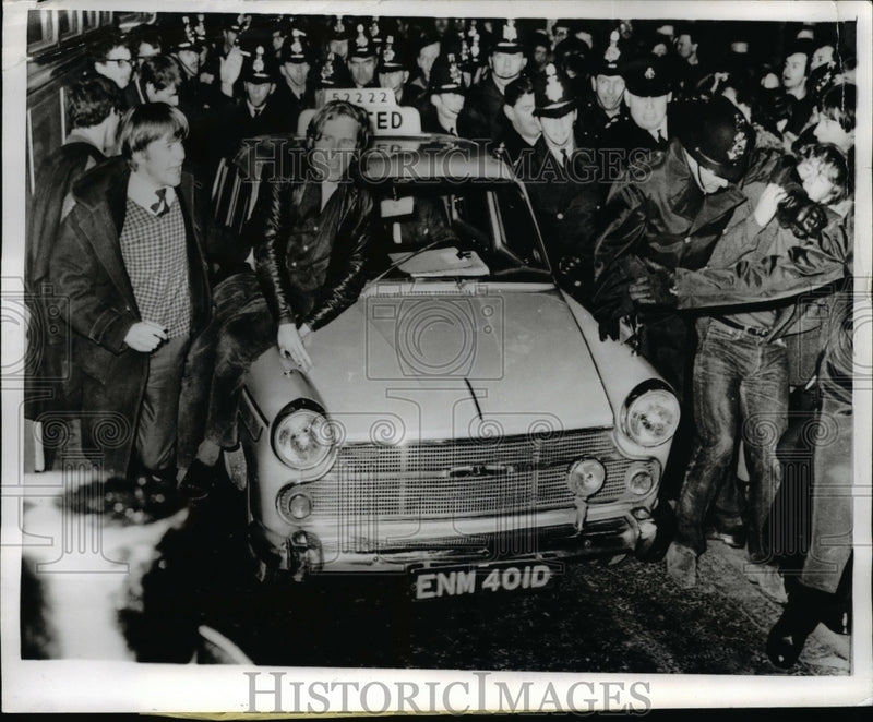 Load image into Gallery viewer, 1968 Press Photo Students Attack Defense Minister Dennis Healey's Taxi, England

