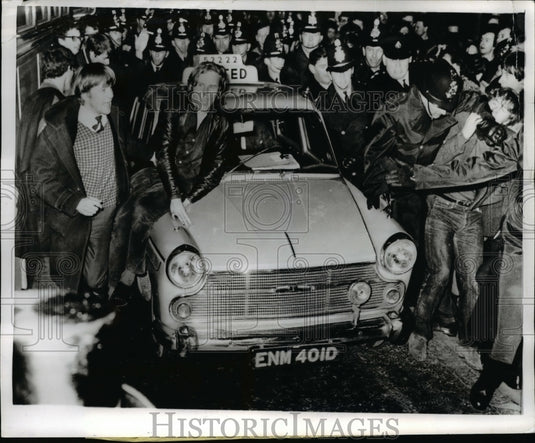 1968 Press Photo Students Attack Defense Minister Dennis Healey's Taxi, England