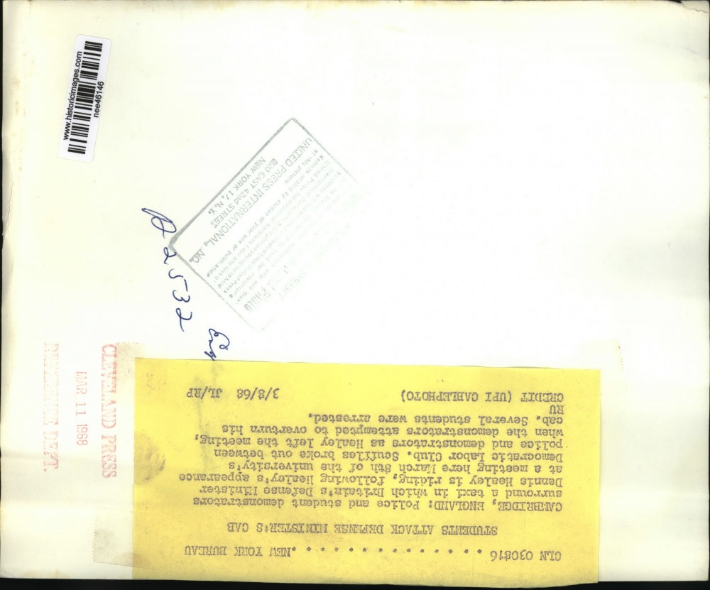 1968 Press Photo Students Attack Defense Minister Dennis Healey's Taxi, England