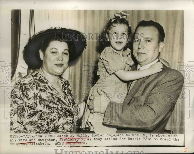 Load image into Gallery viewer, 1949 Press Photo New York Jacob A Malik with wife and daughter, Svetlana
