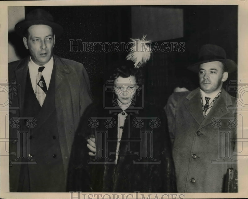 Load image into Gallery viewer, 1949 Press Photo La Crosse, WI Nola Larson, with William Boma and R E Nietsch
