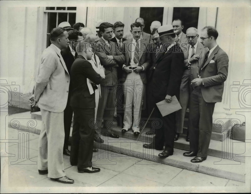Load image into Gallery viewer, 1931 Press Photo Henry L. Stimson Swarmed By Newspapermen On His First Call
