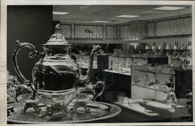 Load image into Gallery viewer, 1969 Press Photo China Shop at Great Lakes Mall - nee46411
