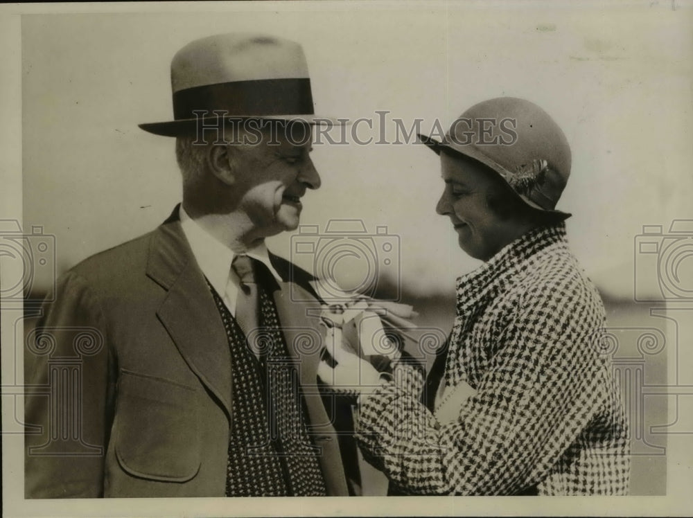 1933 Press Photo Justice Edward R. Finch Tagged by Bernice Wall, Golf Benefit