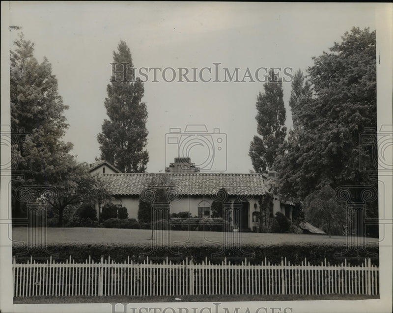 Load image into Gallery viewer, 1946 Press Photo Home of A.F. Whitney, President Brotherhood of Railway Trainmen
