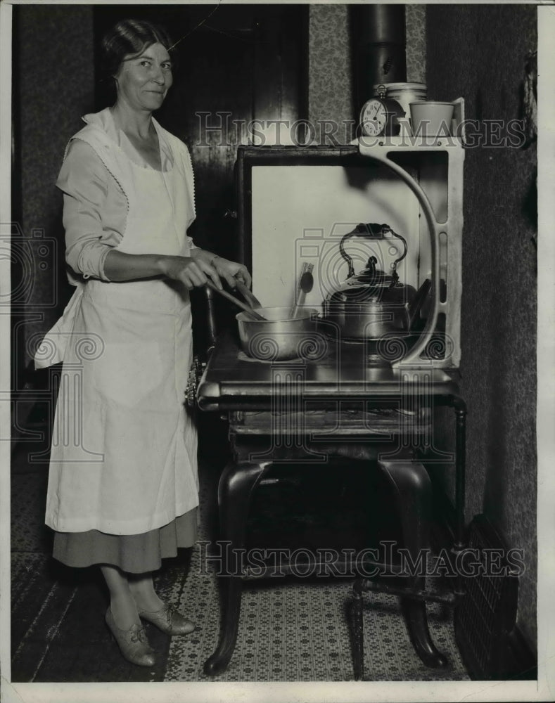 Load image into Gallery viewer, 1933 Press Photo Sister Mary Prepares food - nee46851
