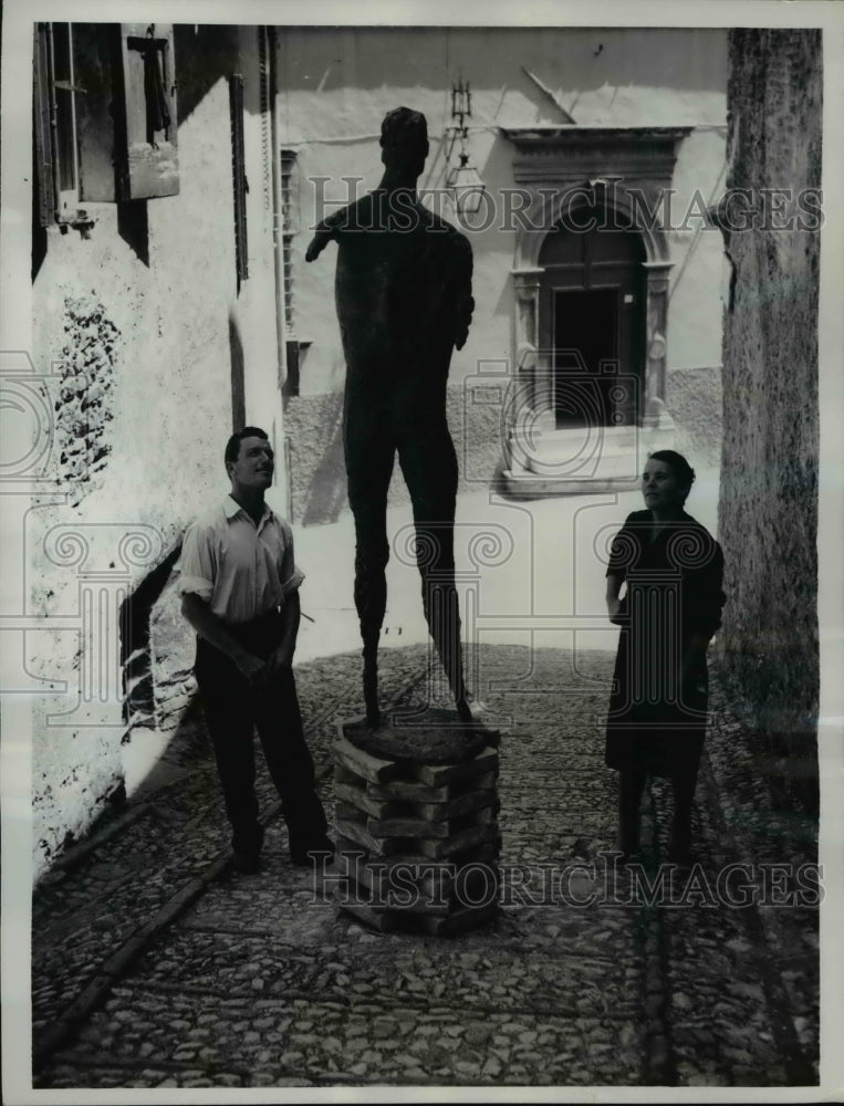 1962 Press Photo of a man and woman looking at "The King" by Augusto Perez