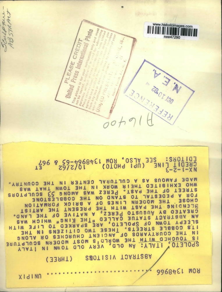 1962 Press Photo of a man and woman looking at "The King" by Augusto Perez