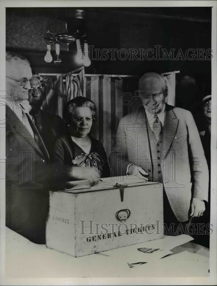 1934 Press Photo of Acting Gov Frank Merrim of California (R)