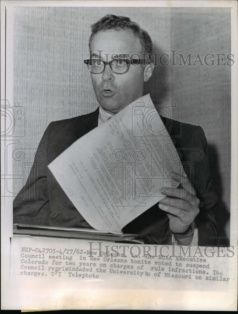 Load image into Gallery viewer, 1962 Press Photo NCAA Executive Council Meeting Walter Byers - nee47412
