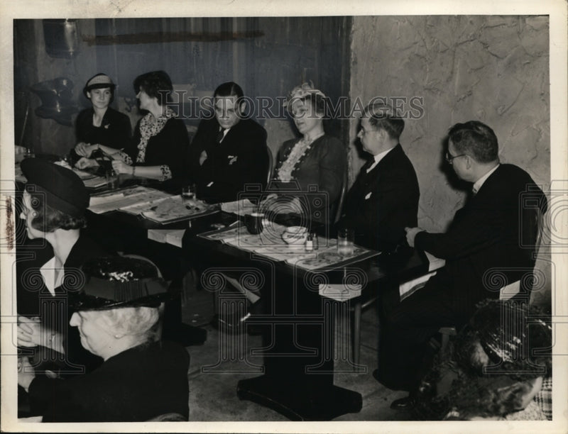 Load image into Gallery viewer, 1940 Press Photo Red Cross Meeting Over War Fund. - nee47766
