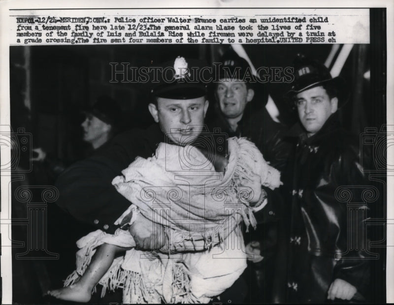 Load image into Gallery viewer, 1956 Press Photo Officer Walter France Carries Child From Tenement Fire
