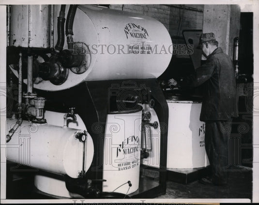 1948 Press Photo Chicago Louis Gnap, employee of Chicago and Northwestern RR