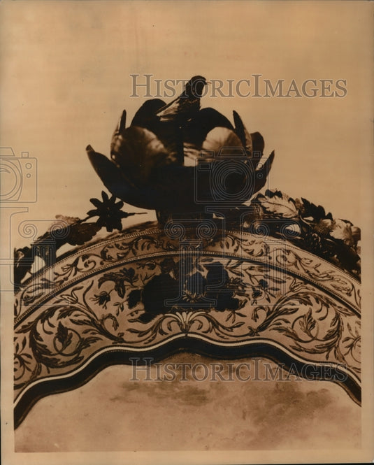 1940 Press Photo Hummingbird Atop a Mirror Turning in Time with Music