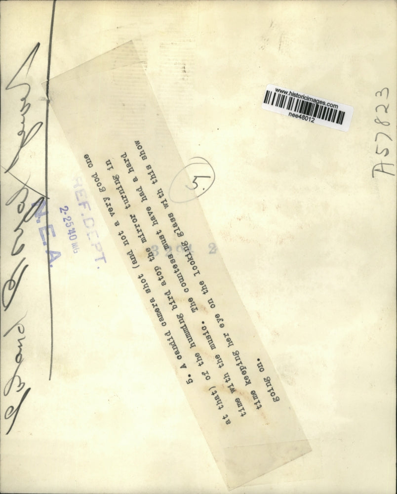 1940 Press Photo Hummingbird Atop a Mirror Turning in Time with Music