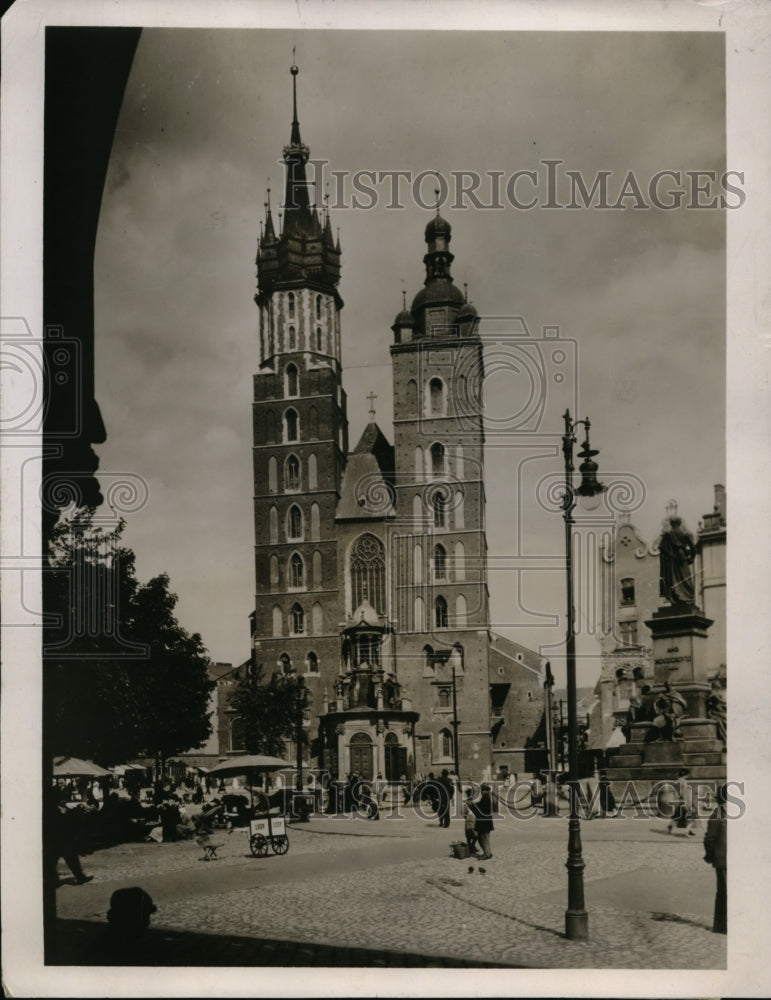 1937 Press Photo Tower of St. Mary's Chruch in Cracow Sounds Hourly Warning