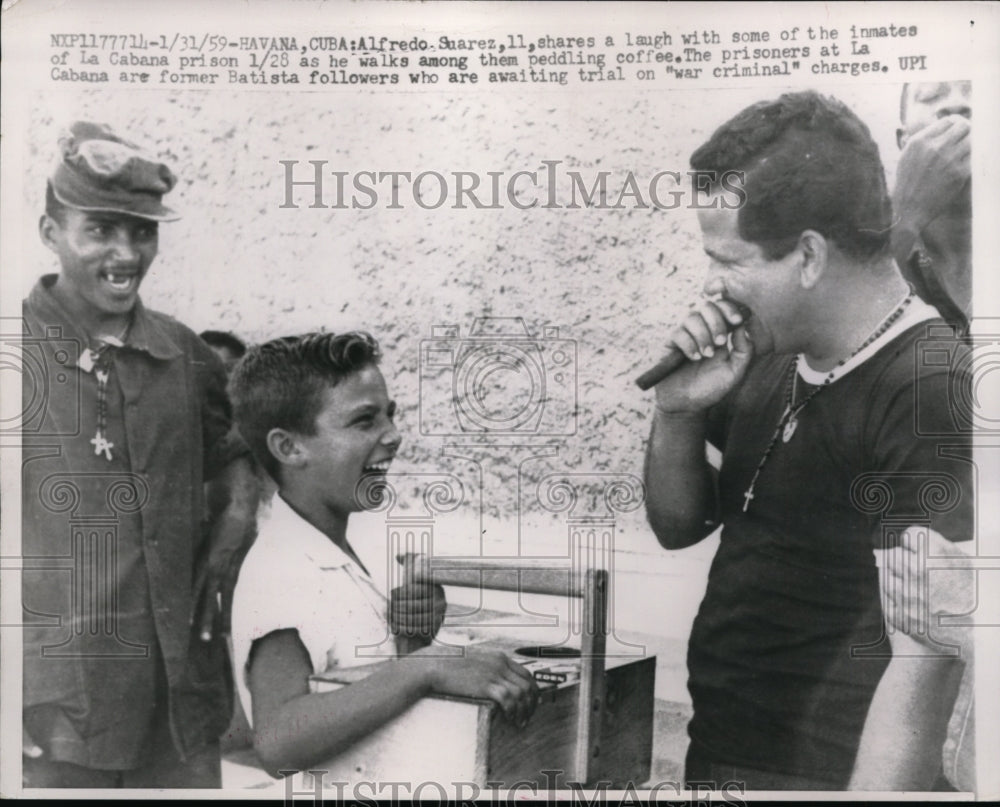 1959 Press Photo Havana Cuba Alfredo Suarez shares laugh with inmates.