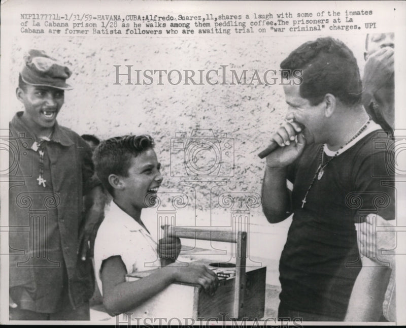 Load image into Gallery viewer, 1959 Press Photo Havana Cuba Alfredo Suarez shares laugh with inmates.
