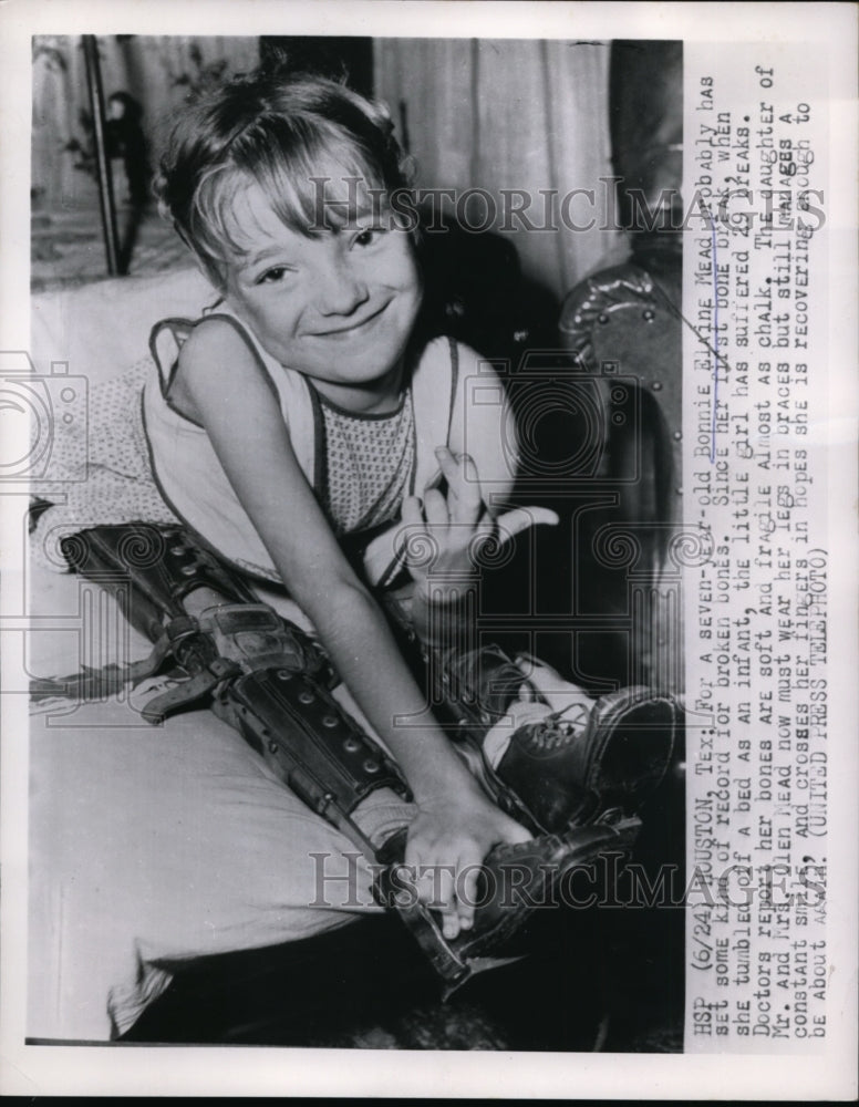 Load image into Gallery viewer, 1954 Press Photo Bonnie Elaine Mead record for Broken Bones
