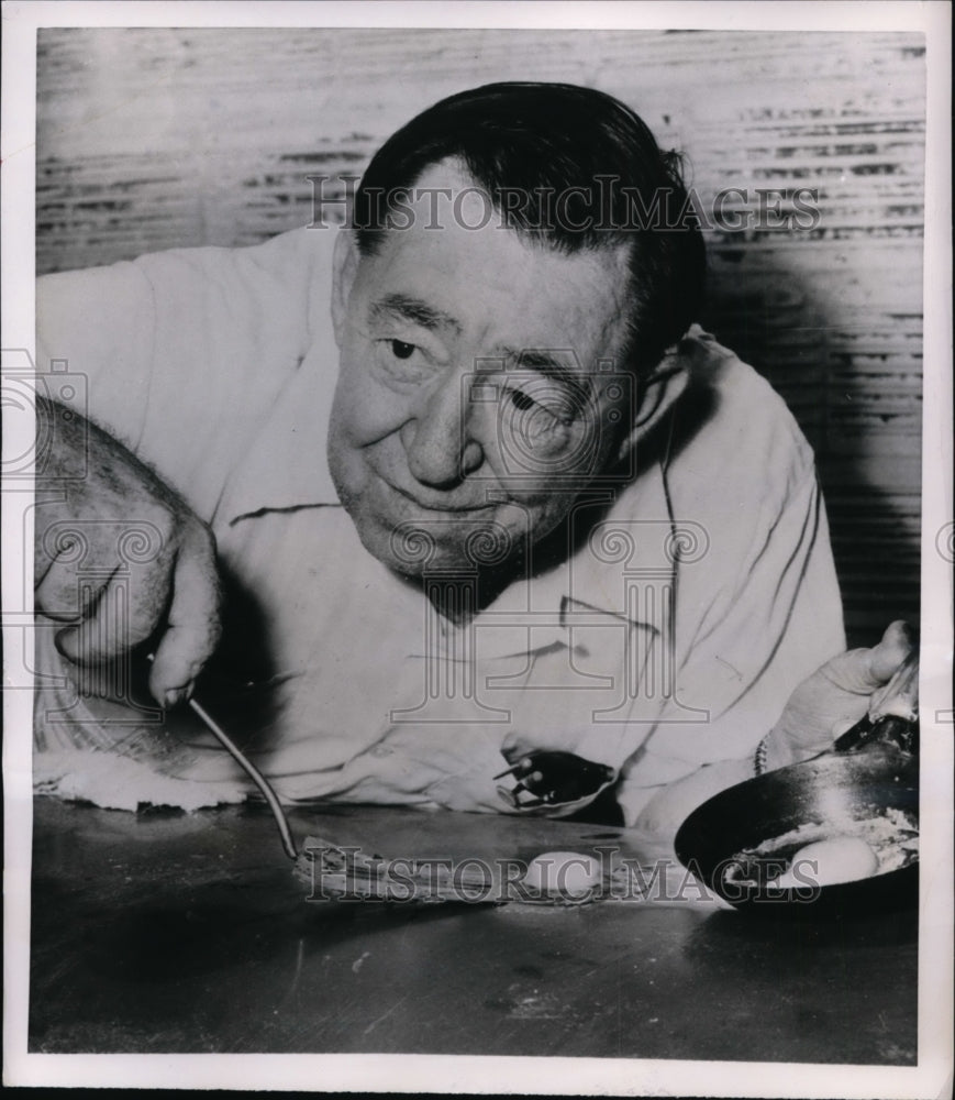 1953 Press Photo Fred Telschow Fries eggs on car hood Houston, Texas