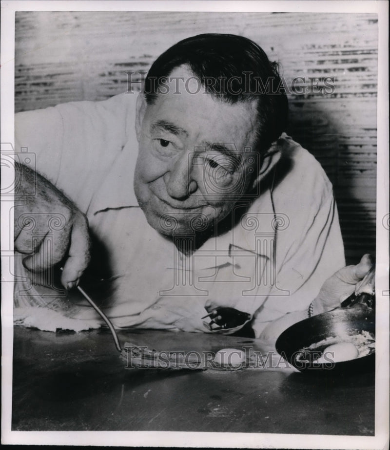Load image into Gallery viewer, 1953 Press Photo Fred Telschow Fries eggs on car hood Houston, Texas
