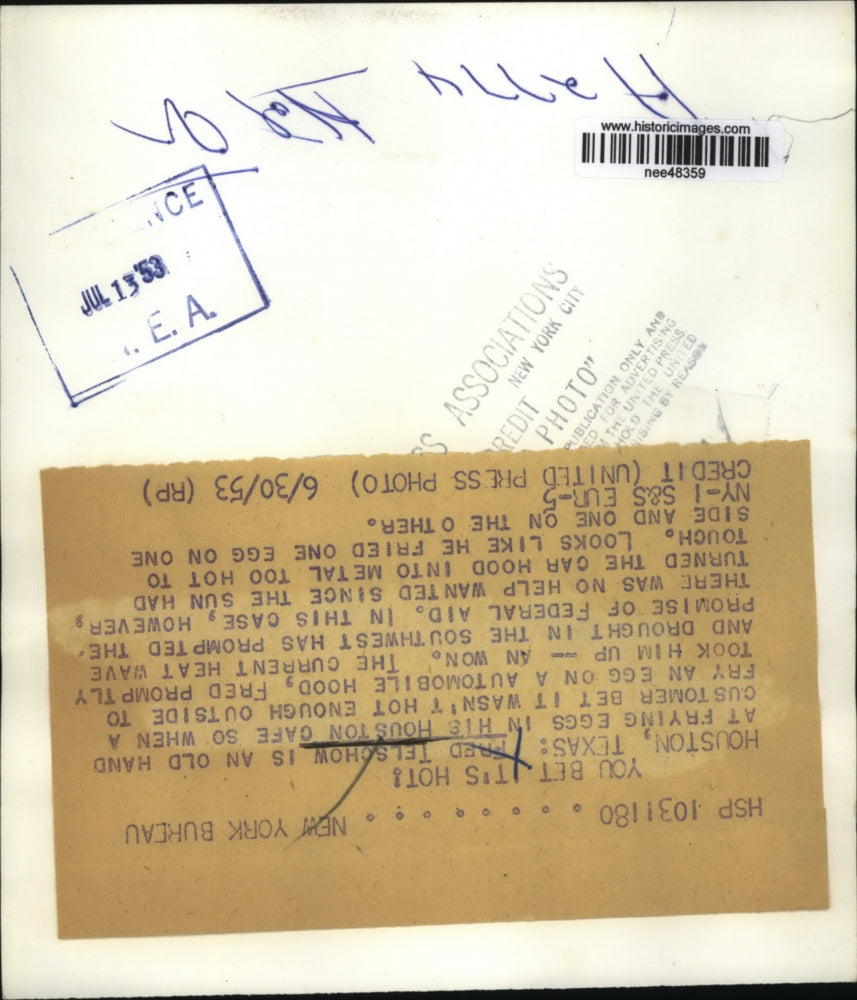 1953 Press Photo Fred Telschow Fries eggs on car hood Houston, Texas