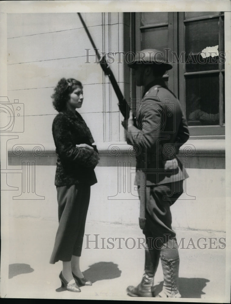 1934 Press Photo A soldier stands guard outside Embarcadero not allowing tourist