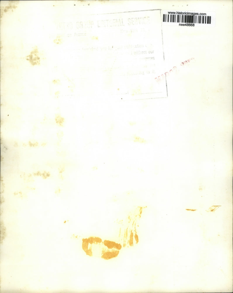 Press Photo A man and woman doing laundry and dishes. - nee48668