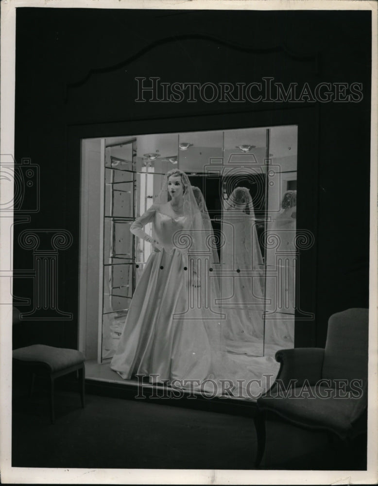Load image into Gallery viewer, 1949 Press Photo Bridal Display - nee48676
