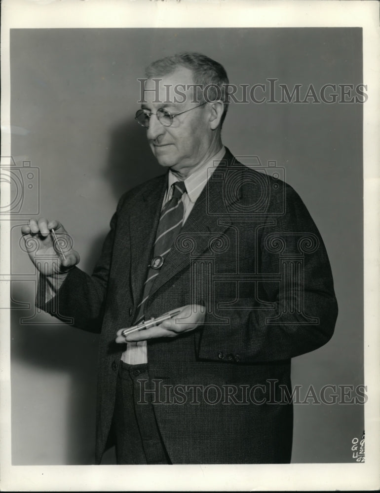 1942 Press Photo Walter W. Brown General Electric Engineer - nee48713