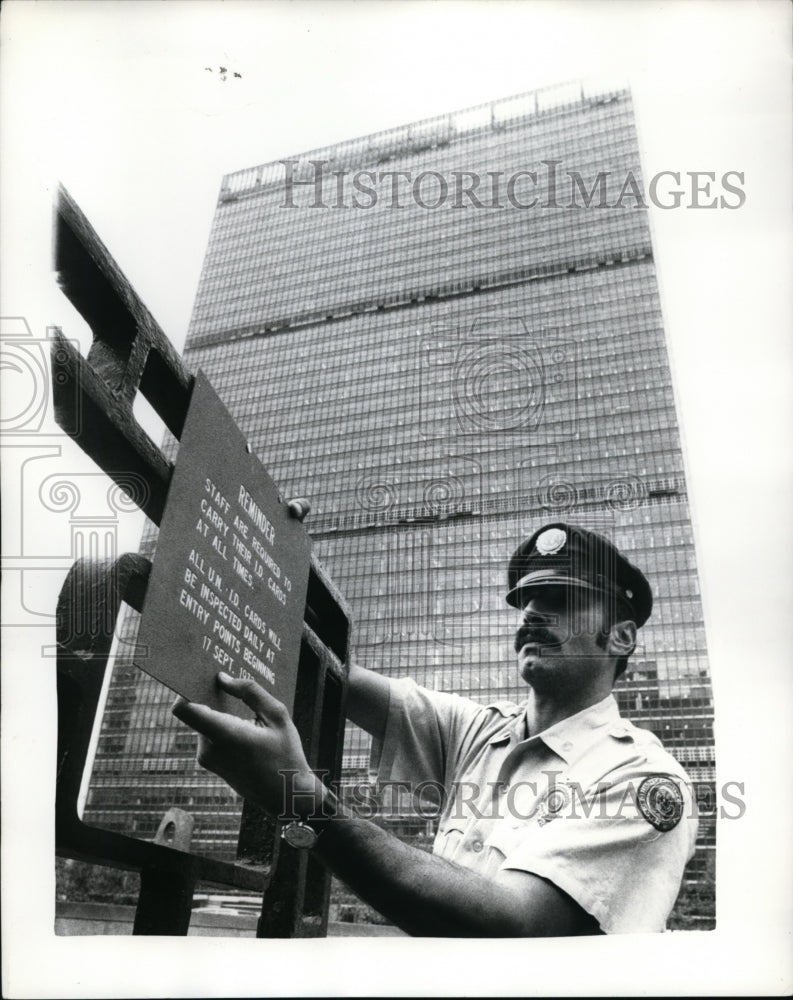 1973 Press Photo UN security officer Thomas Giuliani posts sign reminding staff.- Historic Images